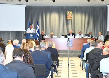 Με μια σημαντική είδηση για το πολυαναμενόμενο έργο της διευθέτησης του ρέματος Σαπφούς συνοδεύτηκε η συνεδρίαση του Περιφερειακού Συμβουλίου Αττικής που φιλοξένησε το δημαρχείο Αμαρουσίου την Πέμπτη 1 Οκτωβρίου, στο πλαίσιο της πρωτοβουλίας του περιφερειάρχη Νίκου Χαρδαλιά για αμεσότερη επαφή με τις τοπικές κοινωνίες και ενίσχυση της συνεργασίας με τους Δήμους