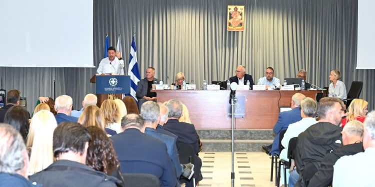 Με μια σημαντική είδηση για το πολυαναμενόμενο έργο της διευθέτησης του ρέματος Σαπφούς συνοδεύτηκε η συνεδρίαση του Περιφερειακού Συμβουλίου Αττικής που φιλοξένησε το δημαρχείο Αμαρουσίου την Πέμπτη 1 Οκτωβρίου, στο πλαίσιο της πρωτοβουλίας του περιφερειάρχη Νίκου Χαρδαλιά για αμεσότερη επαφή με τις τοπικές κοινωνίες και ενίσχυση της συνεργασίας με τους Δήμους