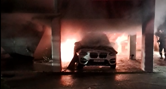 Πυρκαγιά σε αυτοκίνητο σε πυλωτή στο Ηράκλειο