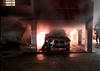 Πυρκαγιά σε αυτοκίνητο σε πυλωτή στο Ηράκλειο