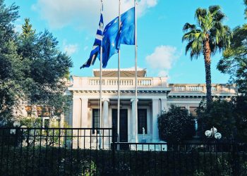 Πίεση εντός και… εκτός