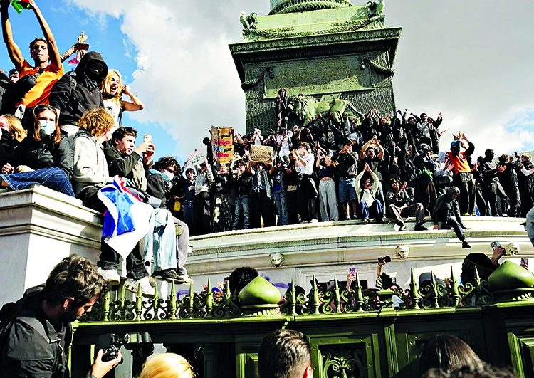 Γαλλία: Παραμένουν στους δρόμους