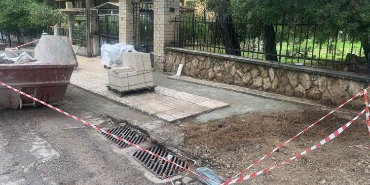 Παρεμβάσεις στα πεζοδρόμια στην οδό Παύλου Μελά στην Πεύκη