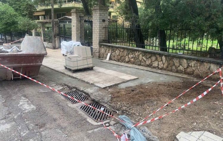 Παρεμβάσεις στα πεζοδρόμια στην οδό Παύλου Μελά στην Πεύκη
