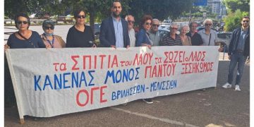 Στα γραφεία της εισπρακτικής εταιρείας που απειλεί με έξωση χαμηλοσυνταξιούχο στα Βριλήσσια ο Β. Αρχιμανδρίτης